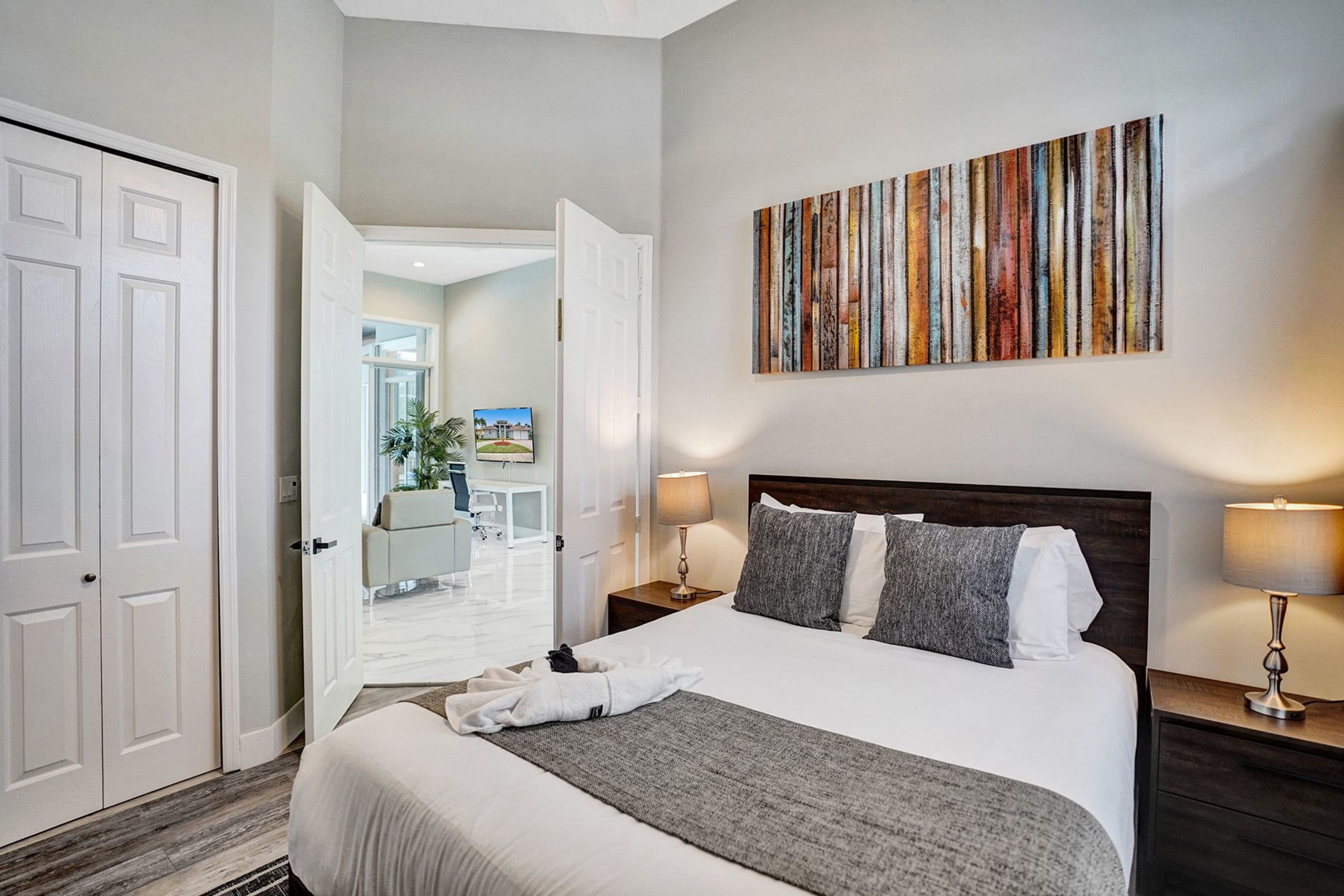 Hollywood Home 978783