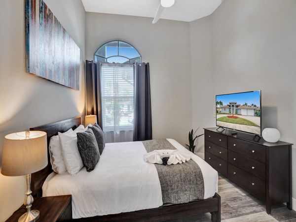 Hollywood Home 978783