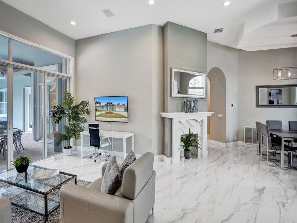 Hollywood Home 978783