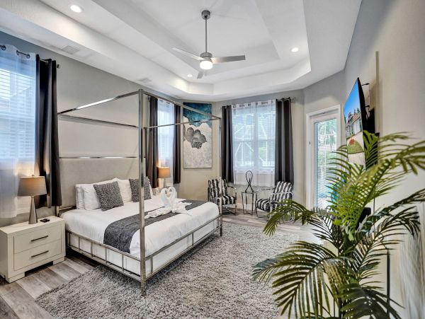 Hollywood Home 978783