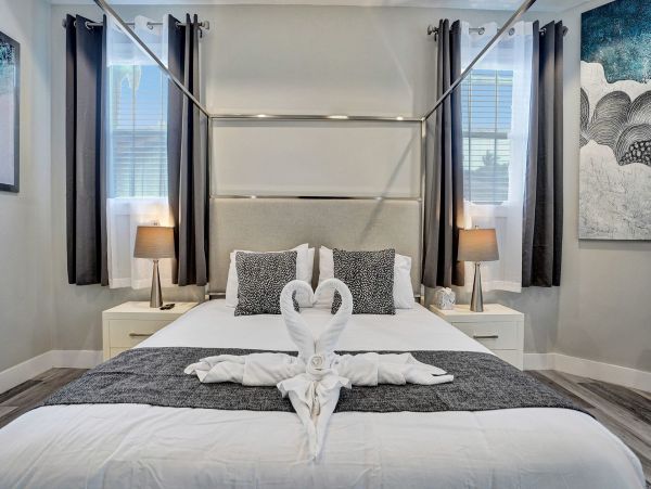 Hollywood Home 978783