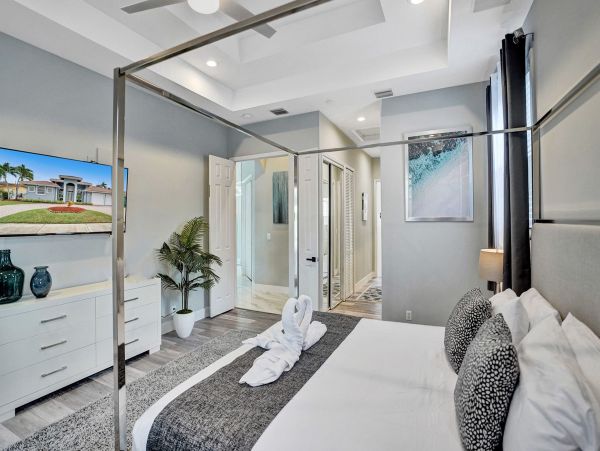 Hollywood Home 978783