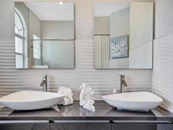 Hollywood Home 978783