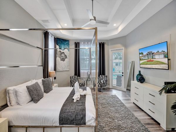 Hollywood Home 978783