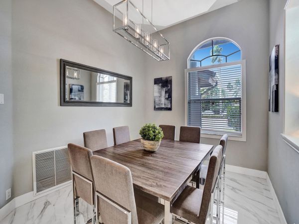 Hollywood Home 978783