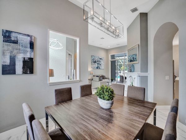 Hollywood Home 978783