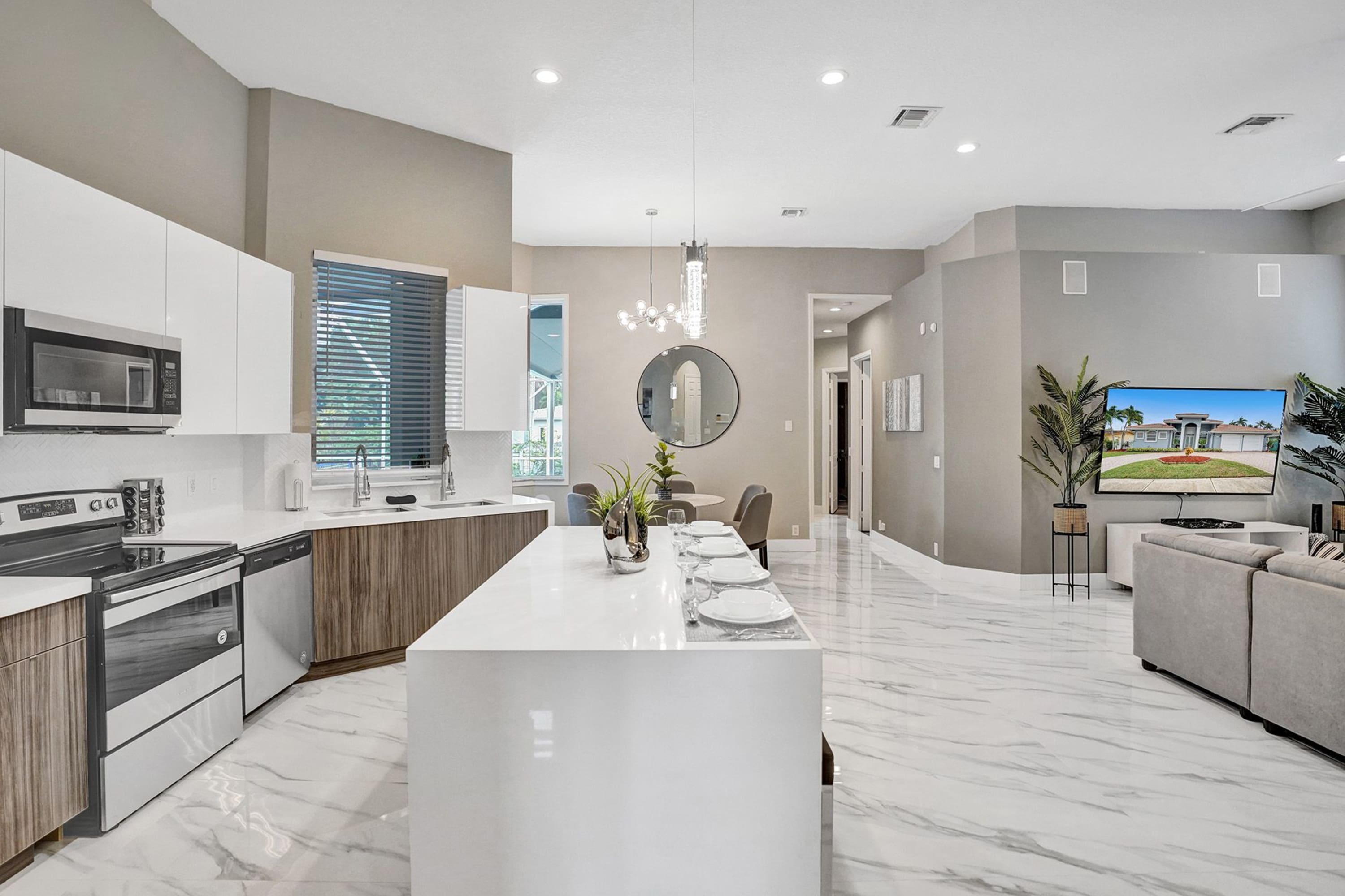 Hollywood Home 978783