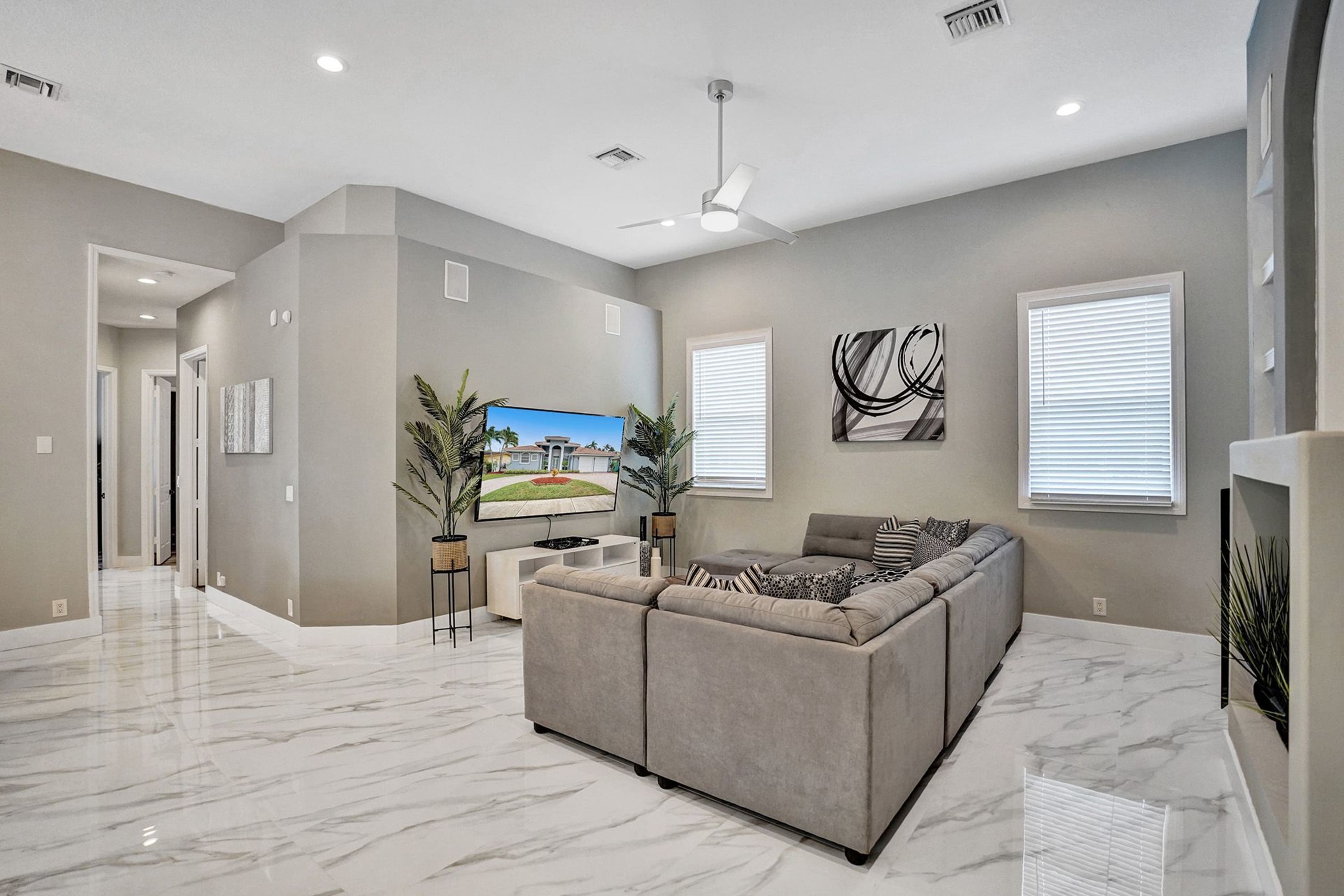 Hollywood Home 978783