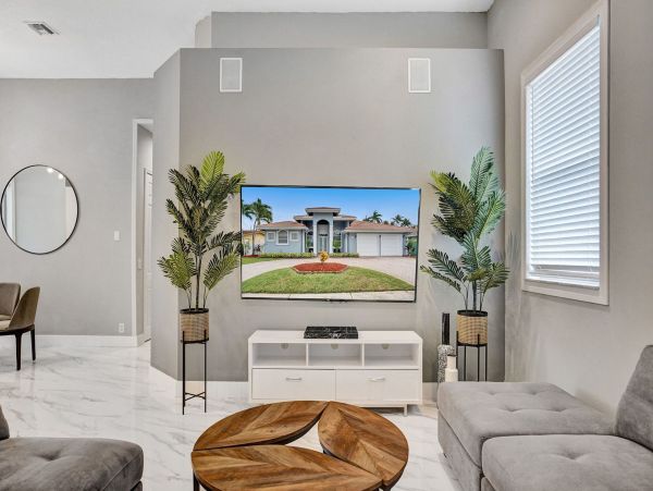 Hollywood Home 978783