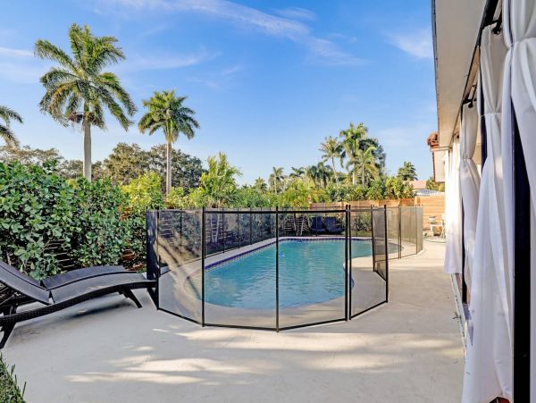 Hollywood Home 978786