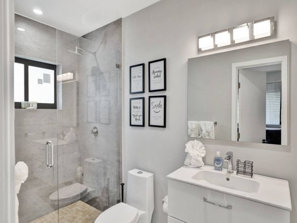 Hollywood Home 978786