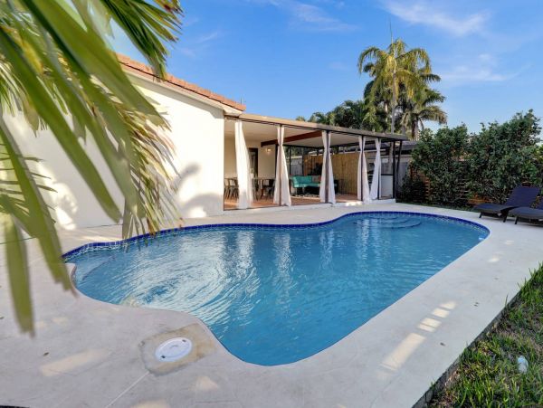 Hollywood Home 978786