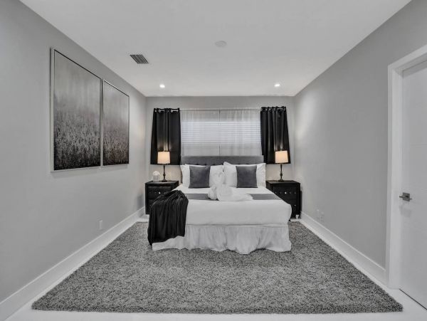 Hollywood Home 978786