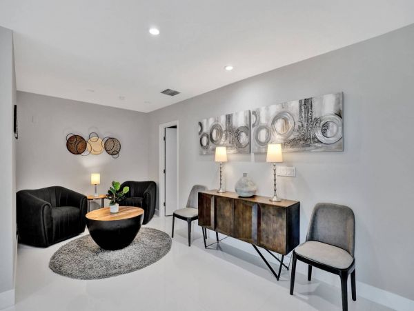 Hollywood Home 978786