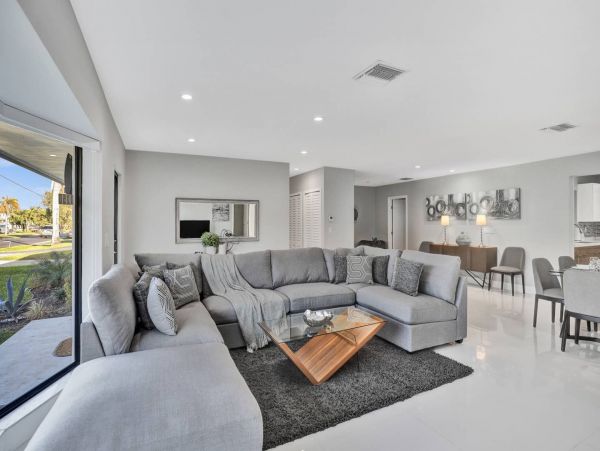 Hollywood Home 978786