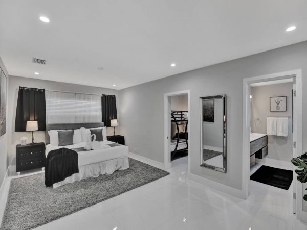 Hollywood Home 978786