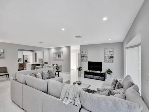 Hollywood Home 978786