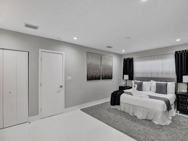 Hollywood Home 978786