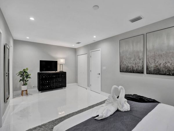 Hollywood Home 978786