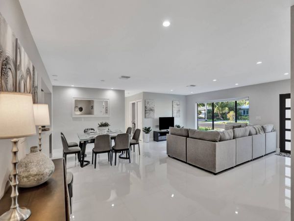 Hollywood Home 978786