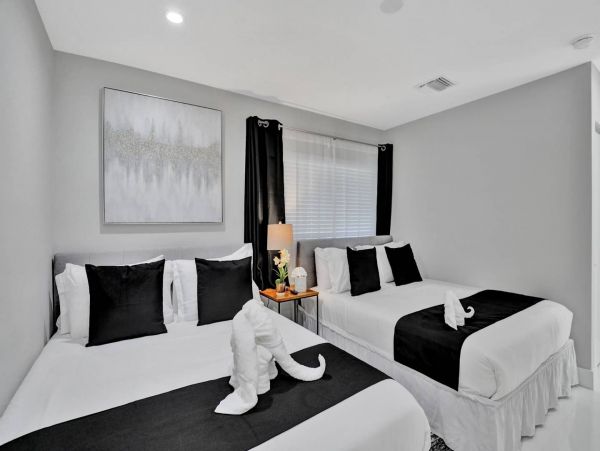 Hollywood Home 978786
