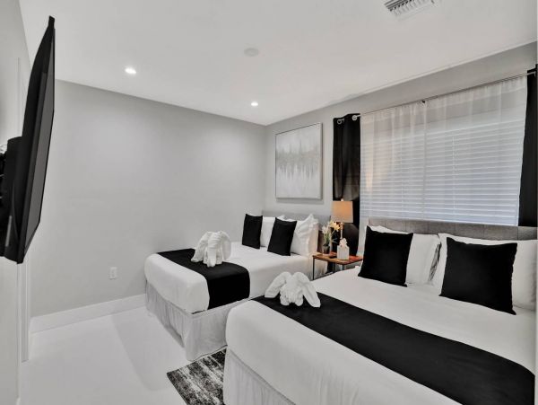 Hollywood Home 978786
