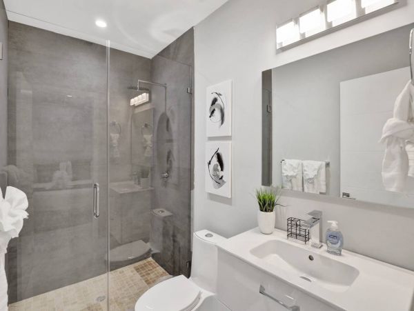 Hollywood Home 978786