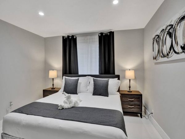 Hollywood Home 978786