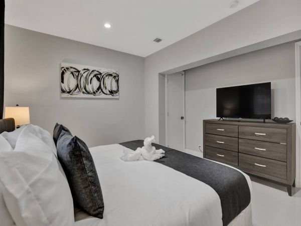Hollywood Home 978786