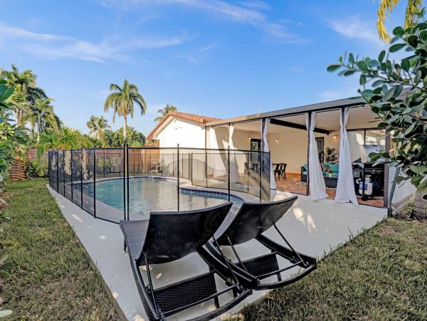 Hollywood Home 978786