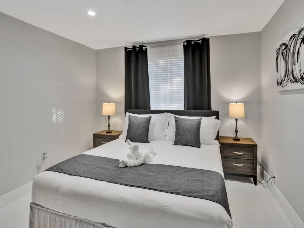 Hollywood Home 978786