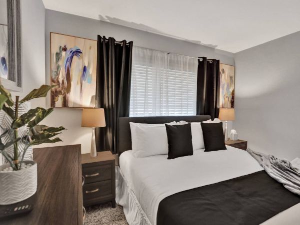 Hollywood Home 978786