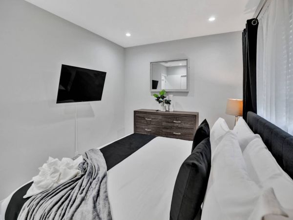 Hollywood Home 978786