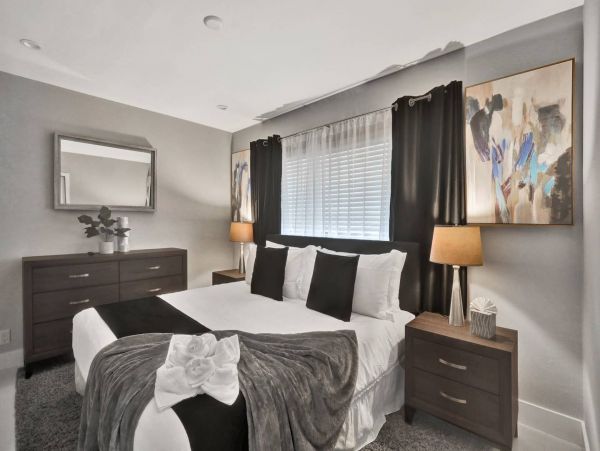 Hollywood Home 978786