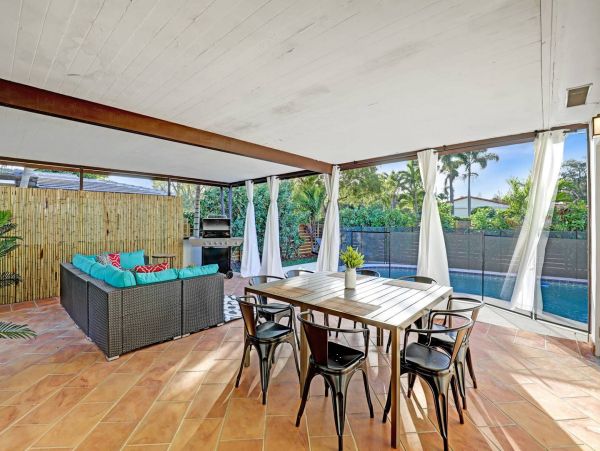 Hollywood Home 978786