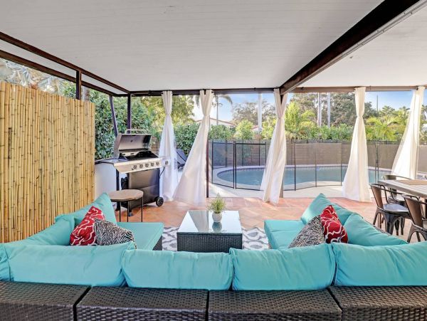 Hollywood Home 978786