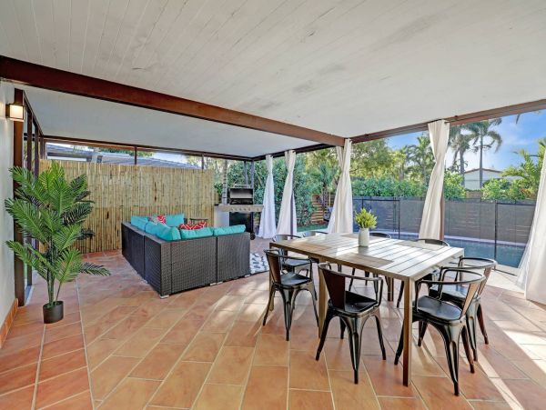 Hollywood Home 978786