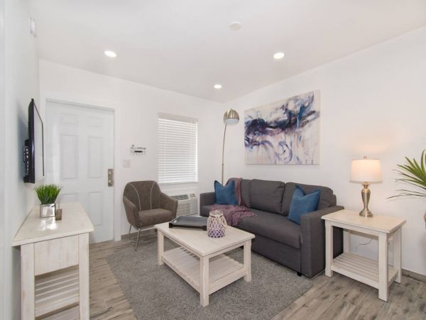 Hollywood Condo 978787