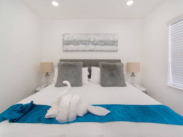 Hollywood Condo 978787