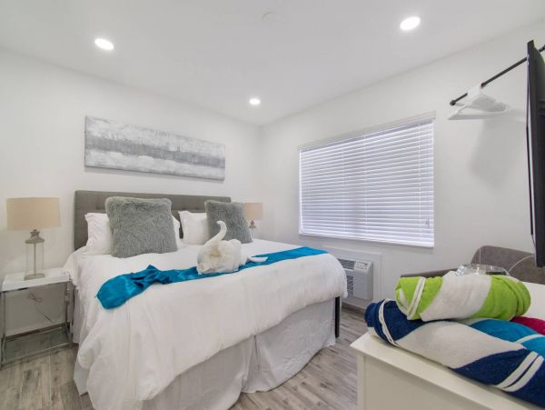 Hollywood Condo 978787