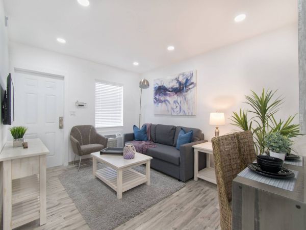 Hollywood Condo 978787