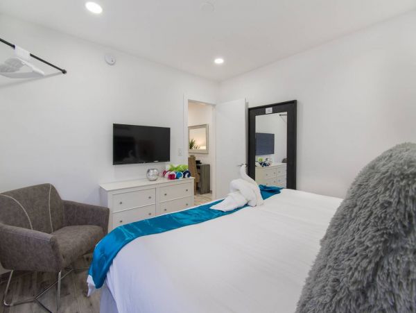 Hollywood Condo 978787