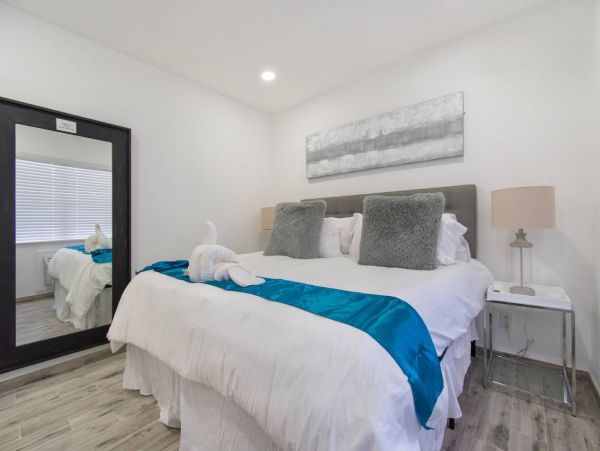 Hollywood Condo 978787