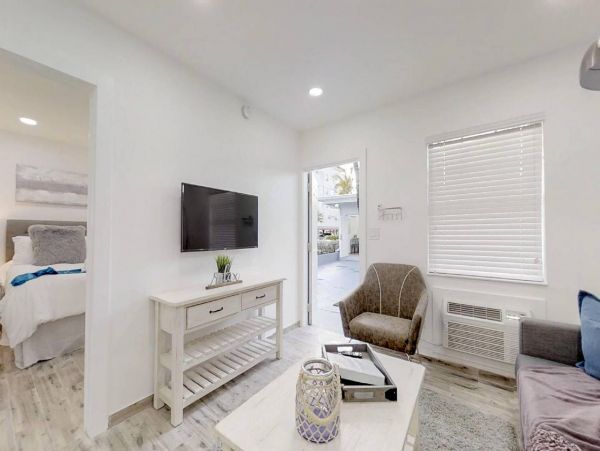 Hollywood Condo 978787