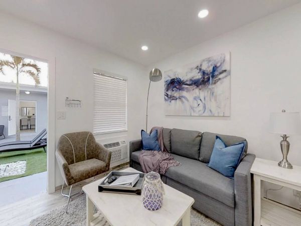 Hollywood Condo 978787