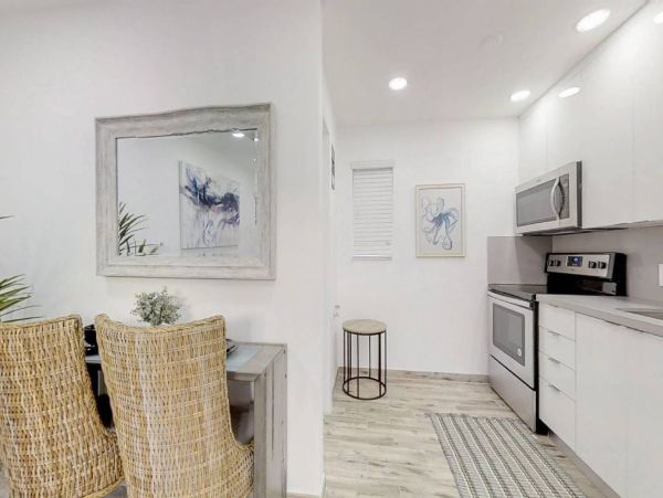 Hollywood Condo 978787