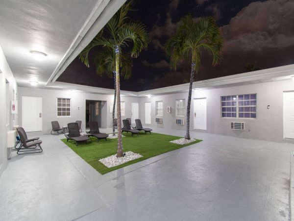 Hollywood Condo 978787