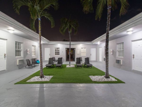 Hollywood Condo 978787