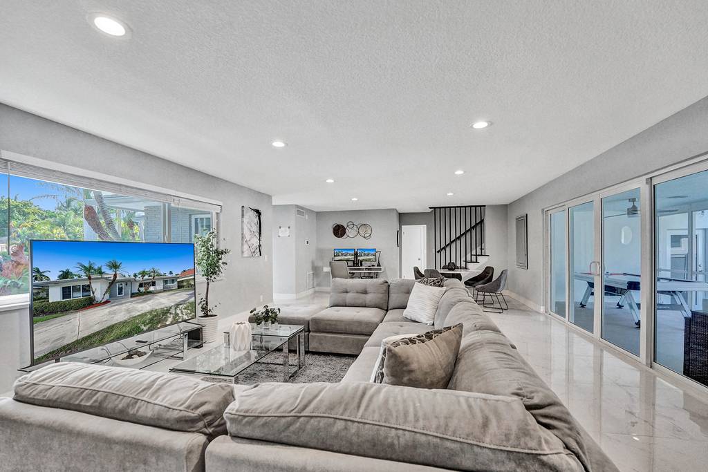 Hollywood Home 978788