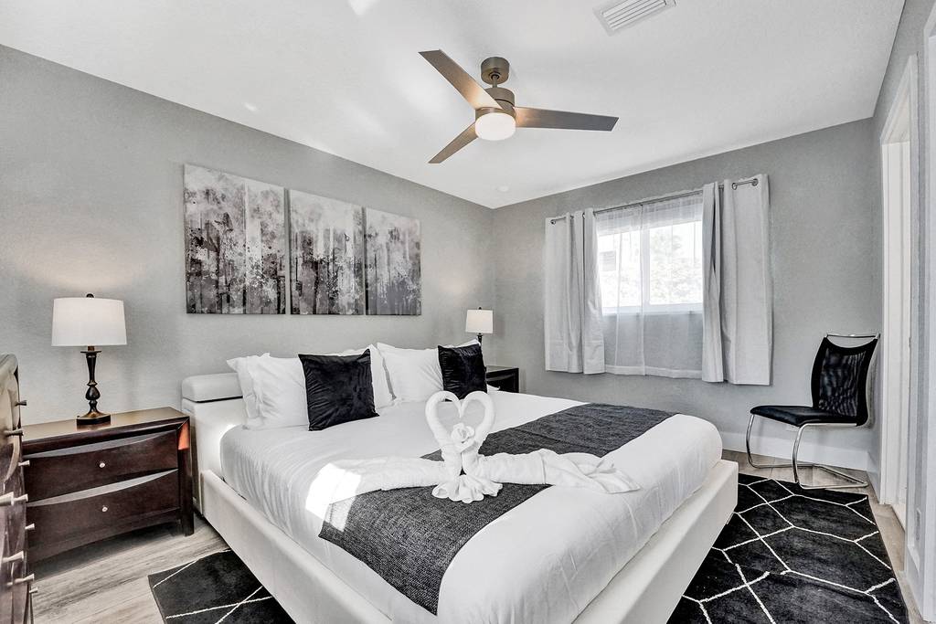 Hollywood Home 978788